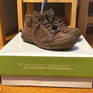 Dogi boys brown boots. Great for winter.